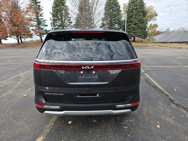 Used 2022 Kia Carnival LX image 5