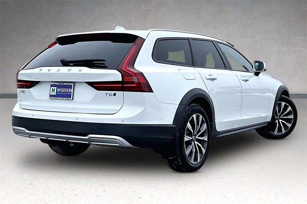 Used 2021 Volvo V90 T6 Cross Country image 6