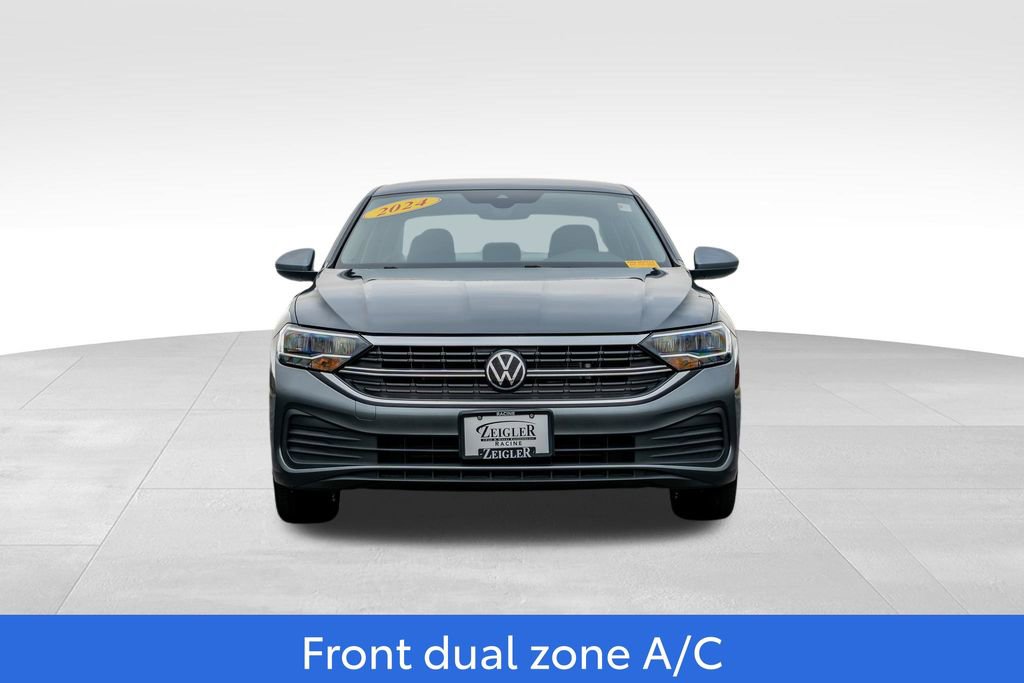 Used 2024 Volkswagen Jetta SE image 2