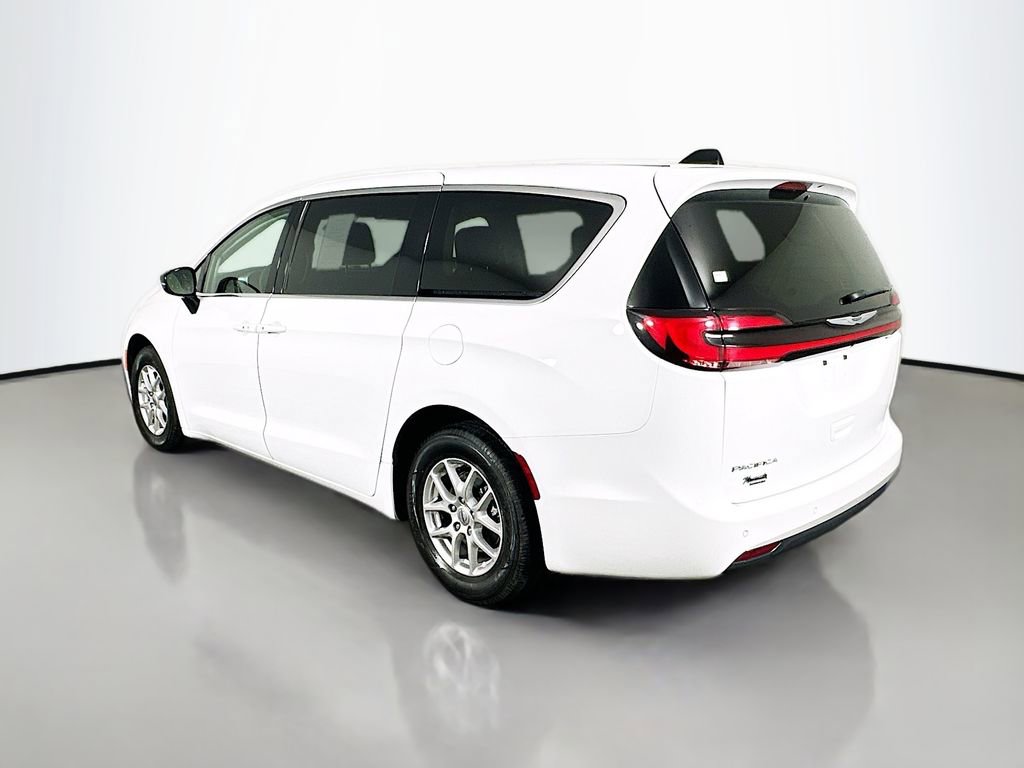 Used 2024 Chrysler Pacifica Touring-L image 5