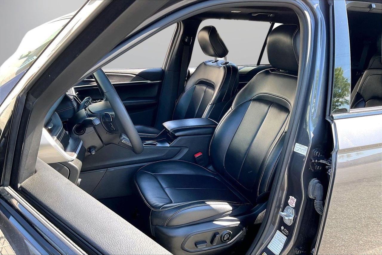 Used 2024 Jeep Grand Cherokee L Limited w/ Luxury Tech Group II image 23