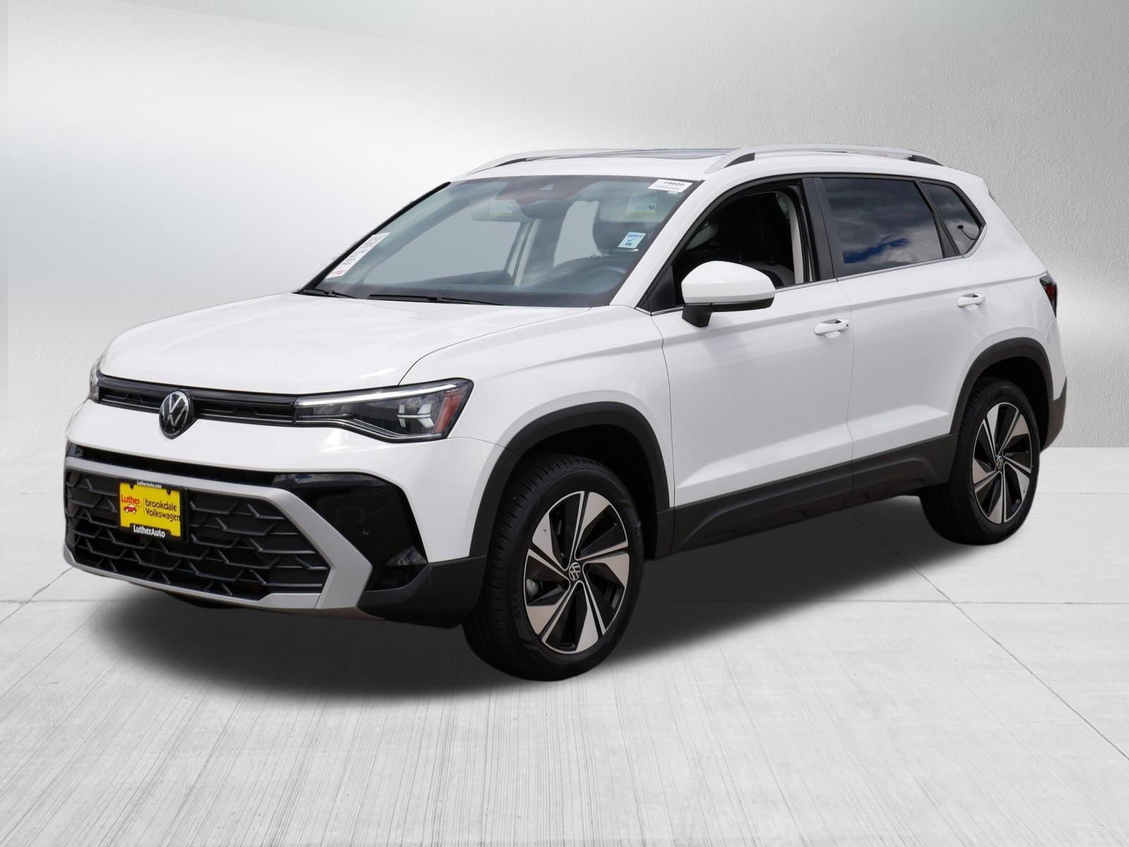 Used 2025 Volkswagen Taos SE w/ Panoramic Sunroof Package AWD/4WD image 3