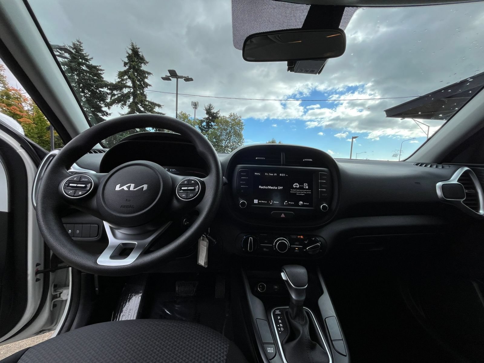 Used 2025 Kia Soul LX w/ LX Technology Package FWD image 32