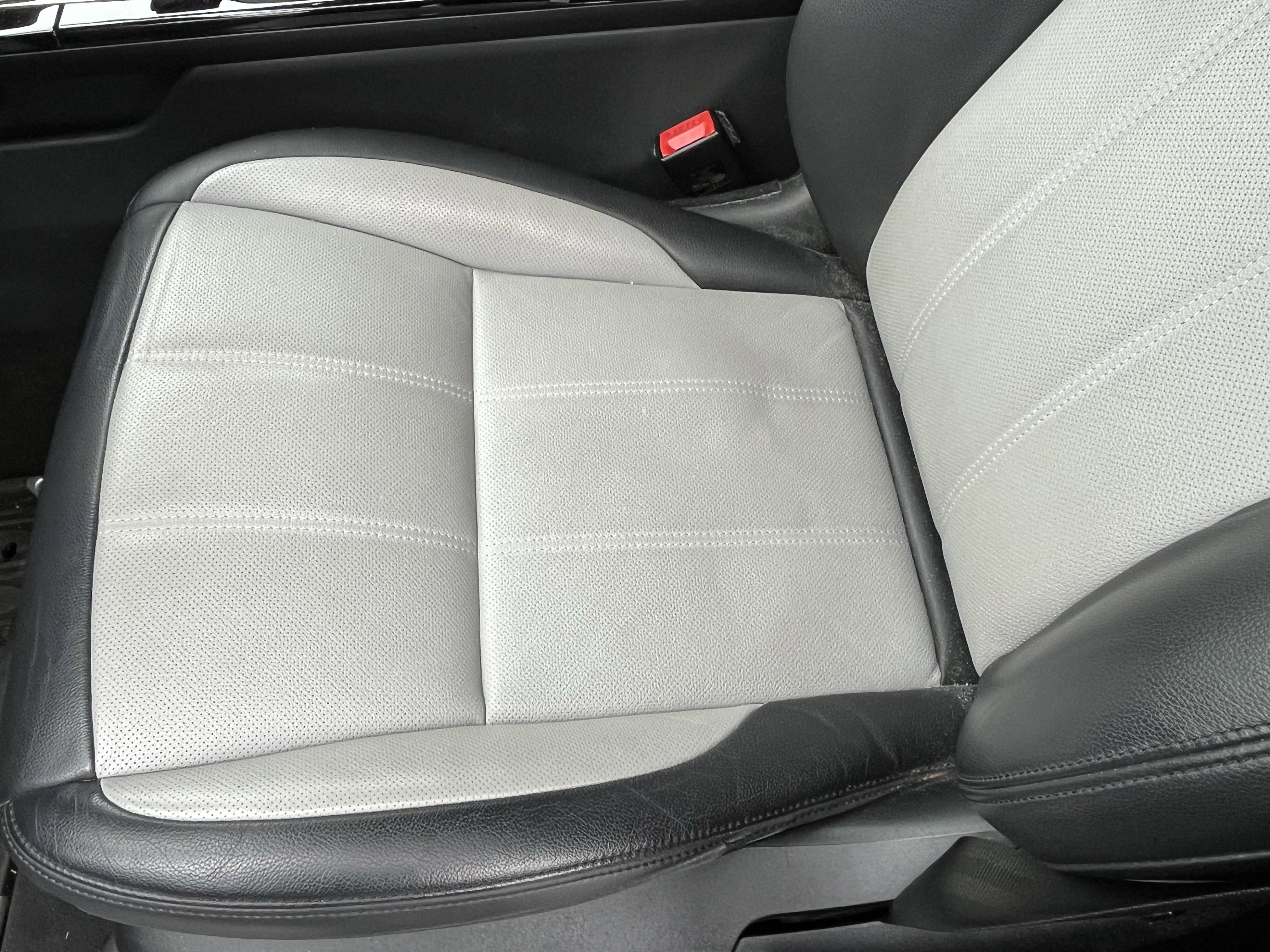 Certified 2023 Land Rover Range Rover Evoque R-Dynamic SE image 17