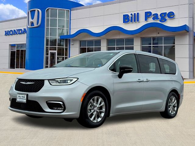 Used 2026 Chrysler Pacifica Limited image 2