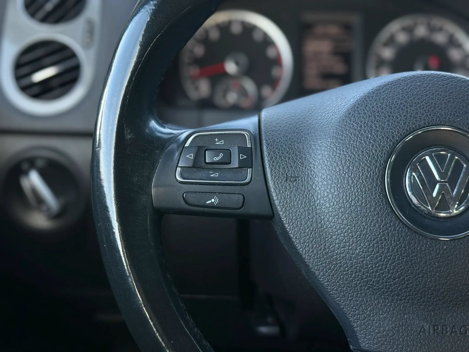 Used 2015 Volkswagen Tiguan SEL FWD image 23