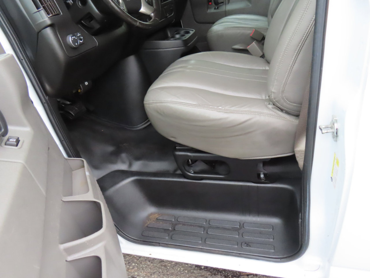 Used 2019 Chevrolet Express 2500 w/ Driver Convenience Package image 8