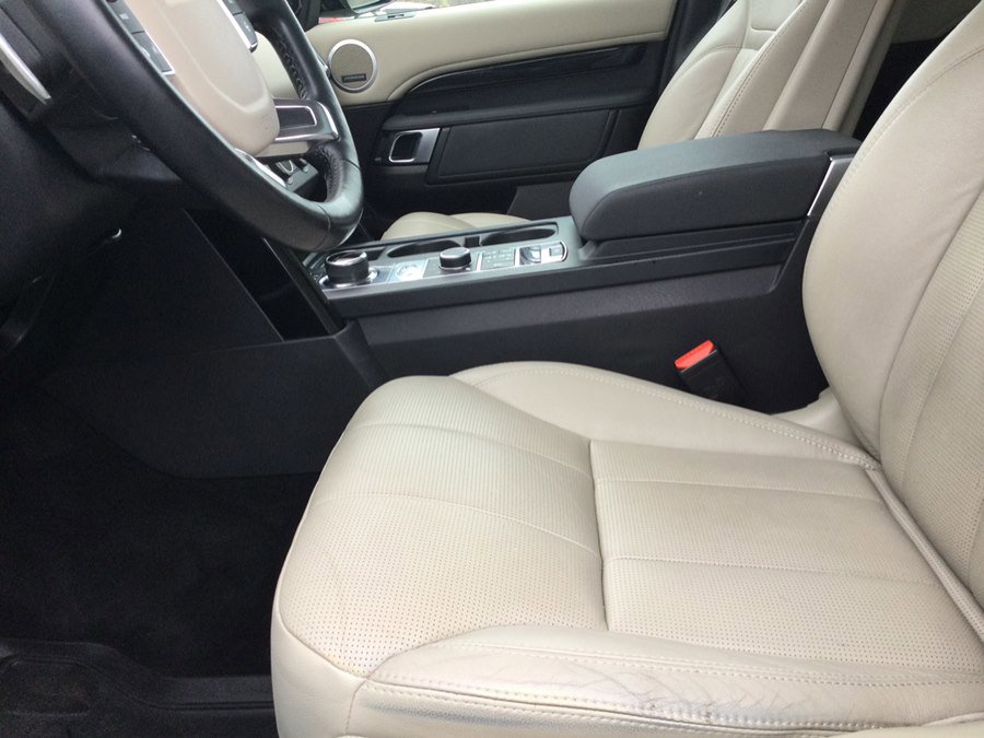 Used 2018 Land Rover Discovery SE image 11