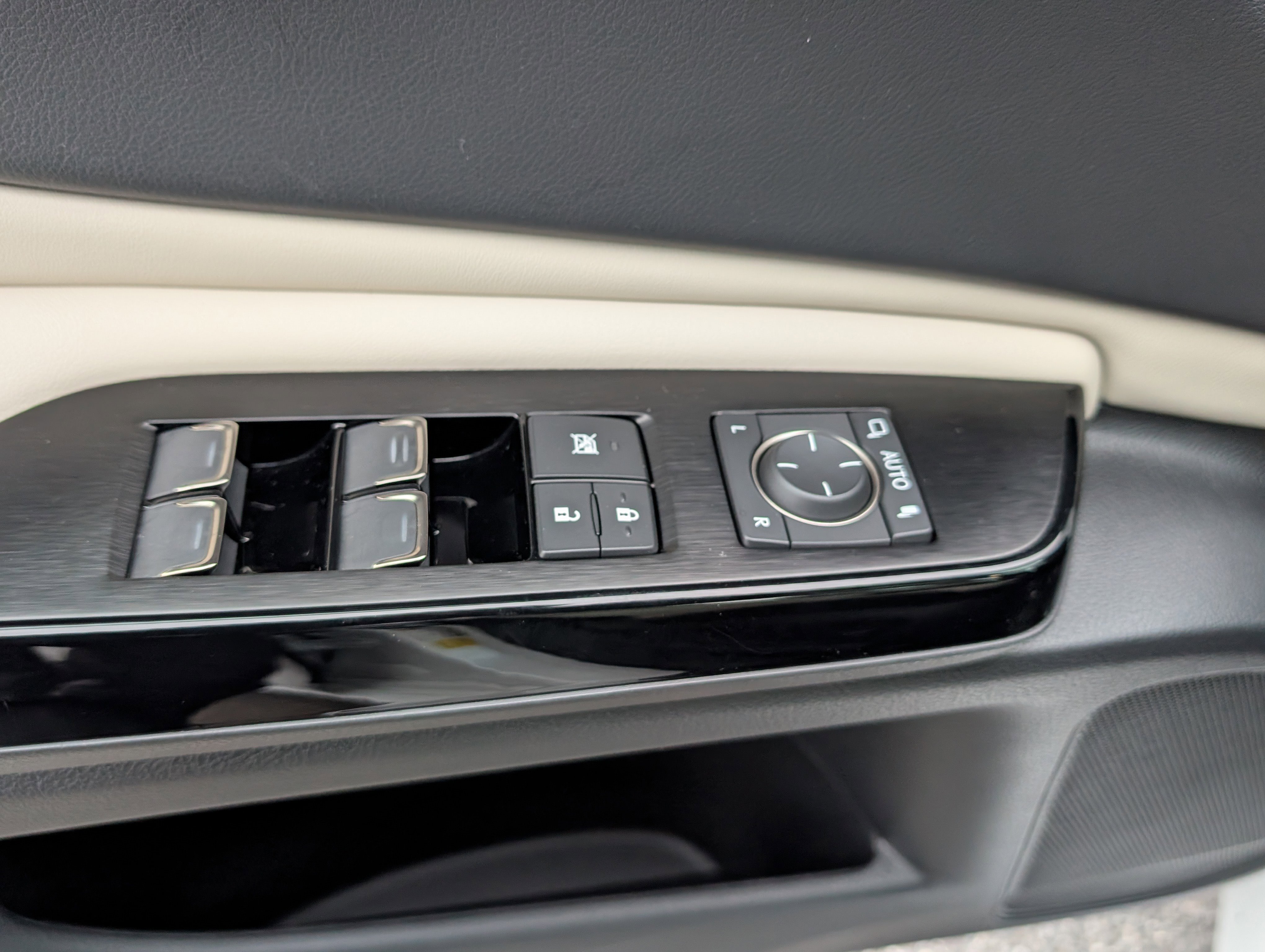 Certified 2025 Lexus ES 300h w/ Premium Package image 19