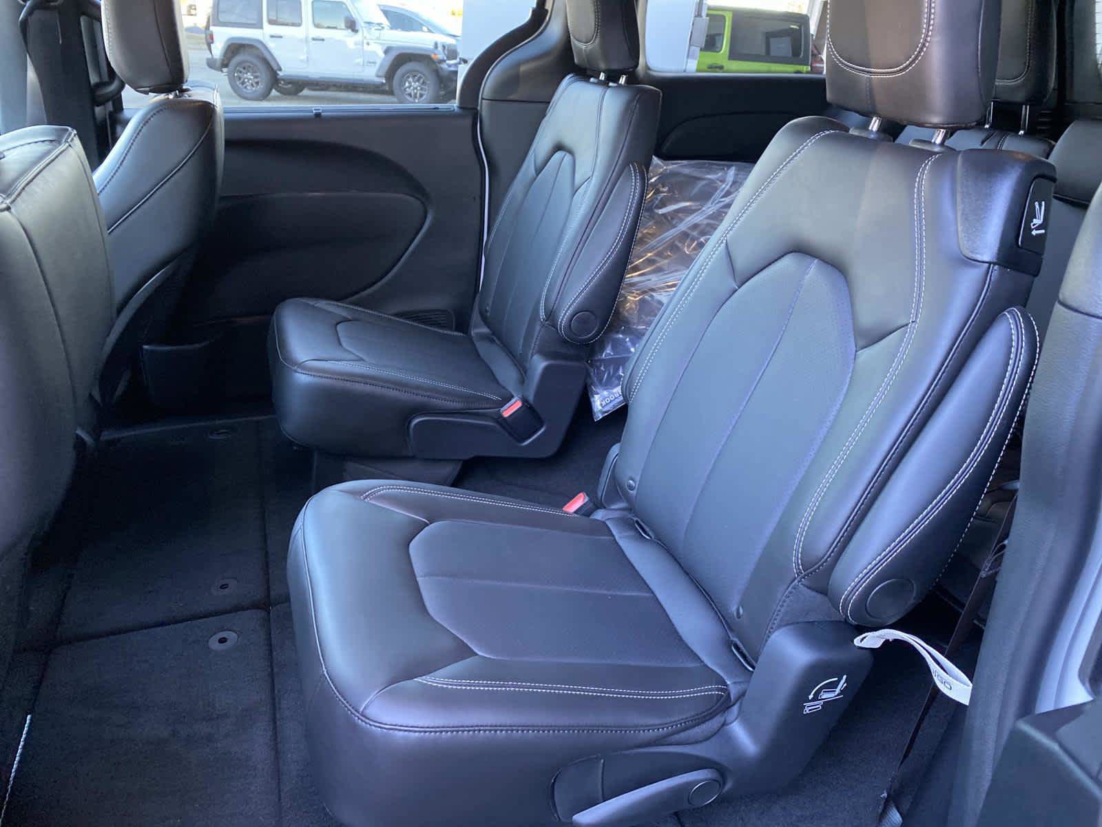 New 2026 Chrysler Pacifica Select FWD image 6