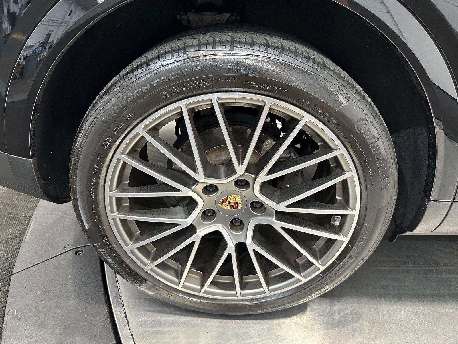 Used 2022 Porsche Cayenne Platinum Edition image 13