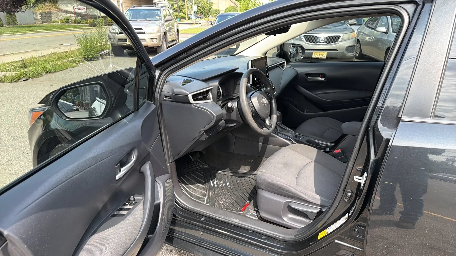 Used 2020 Toyota Corolla LE FWD image 22