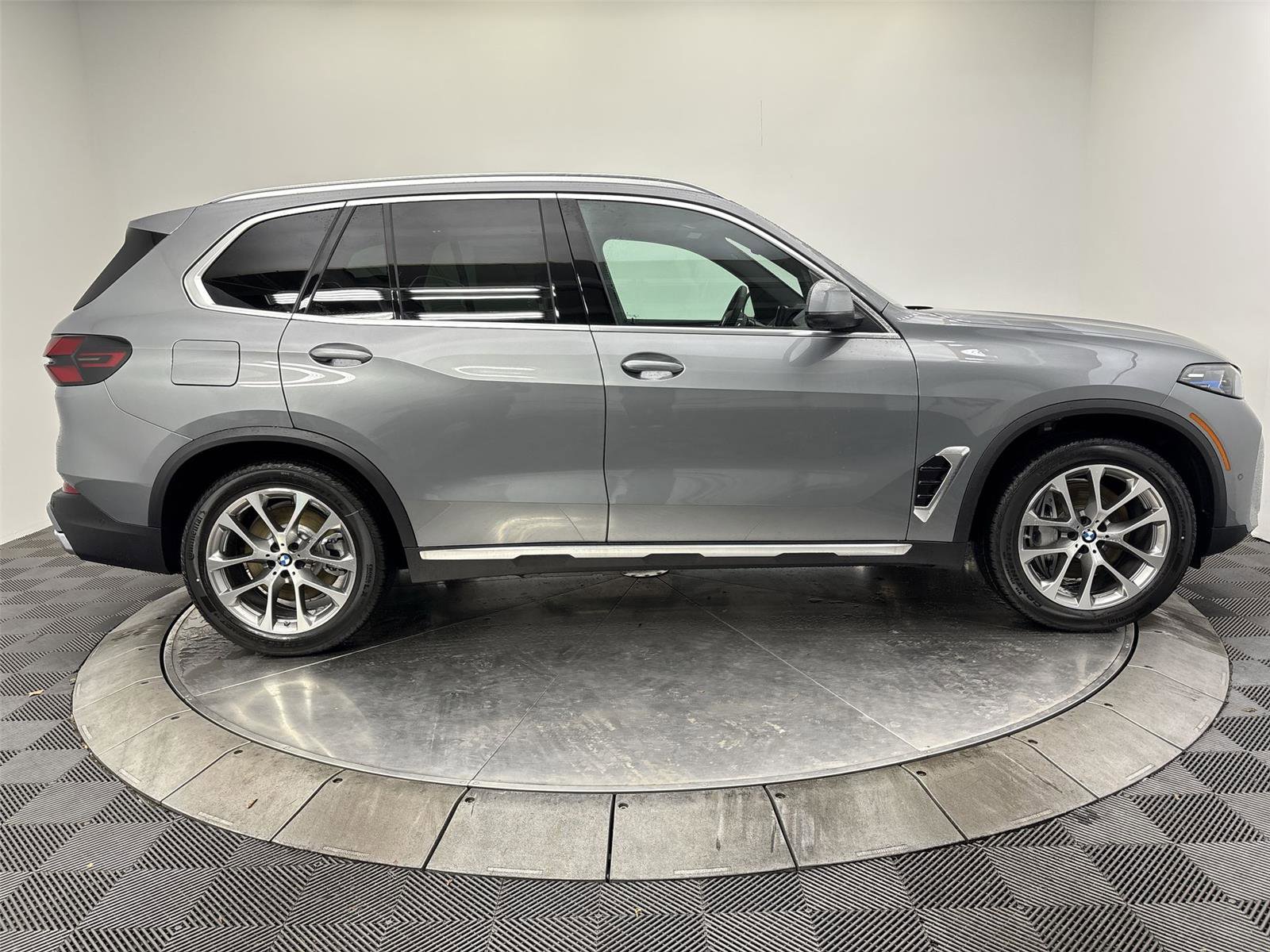 New 2026 BMW X5 xDrive50e w/ Climate Comfort Package image 17