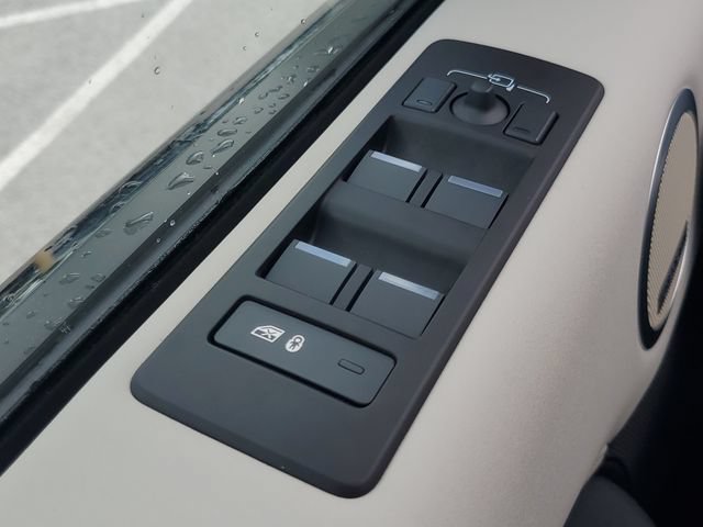 Certified 2025 Land Rover Discovery S AWD/4WD image 20