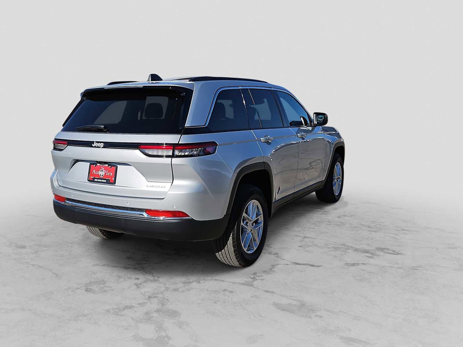 Used 2025 Jeep Grand Cherokee Laredo X image 8