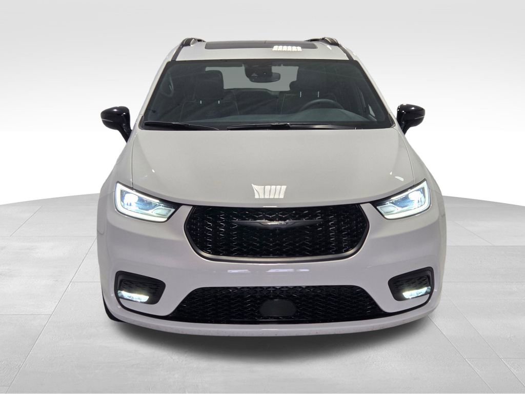 Certified 2025 Chrysler Pacifica Limited image 18