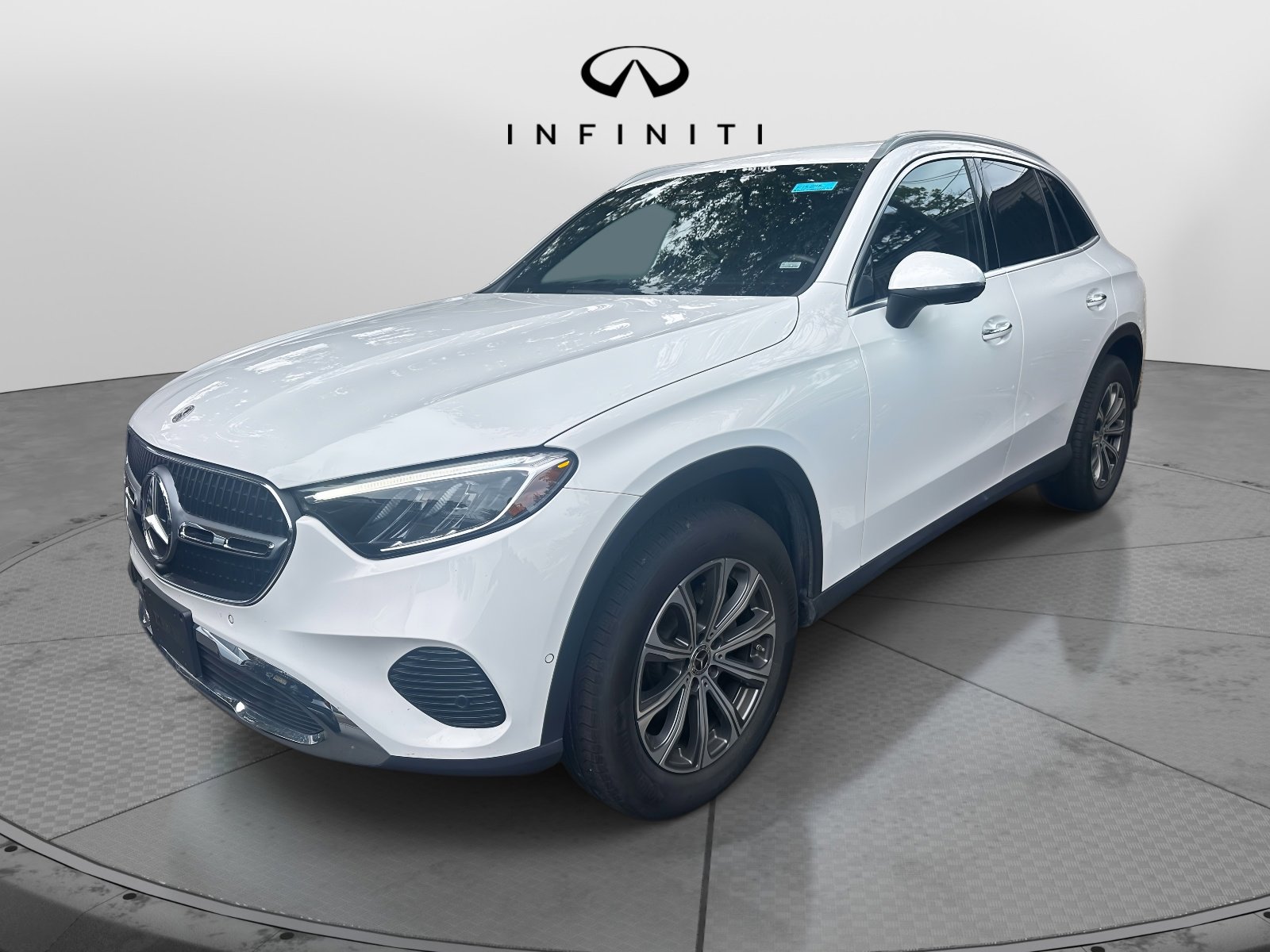 Used 2024 Mercedes-Benz GLC 300 4MATIC image 2