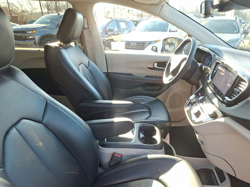 Certified 2023 Chrysler Pacifica Touring-L image 10