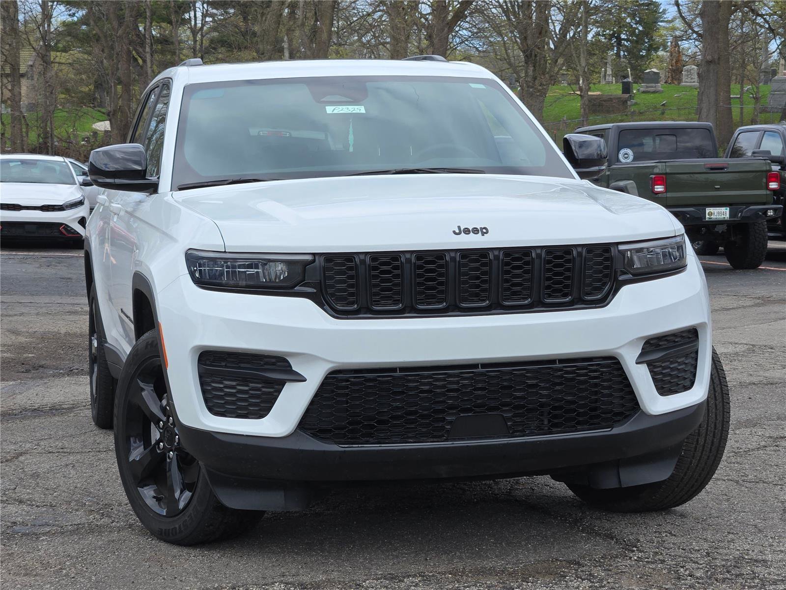 Used 2023 Jeep Grand Cherokee Altitude AWD/4WD image 3