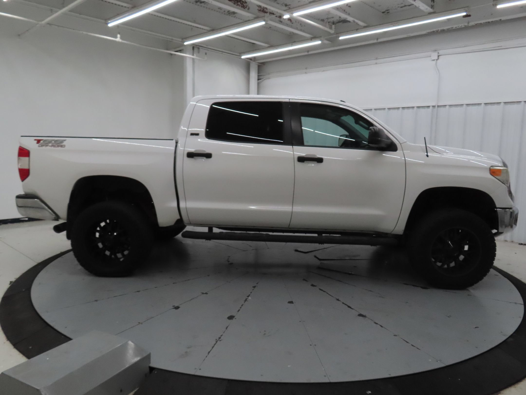 Used 2017 Toyota Tundra SR5 w/ SR5 Upgrade Package RWD image 2