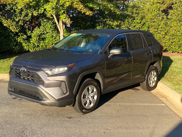 Used 2022 Toyota RAV4 LE FWD image 3