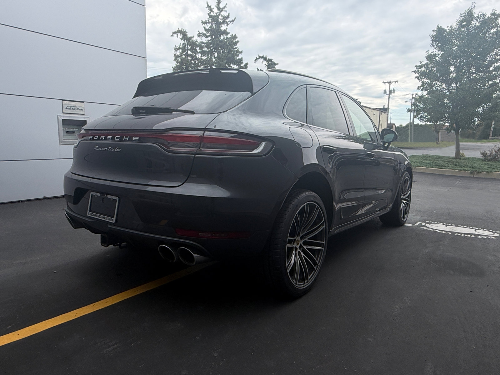 Used 2020 Porsche Macan Turbo AWD/4WD image 13
