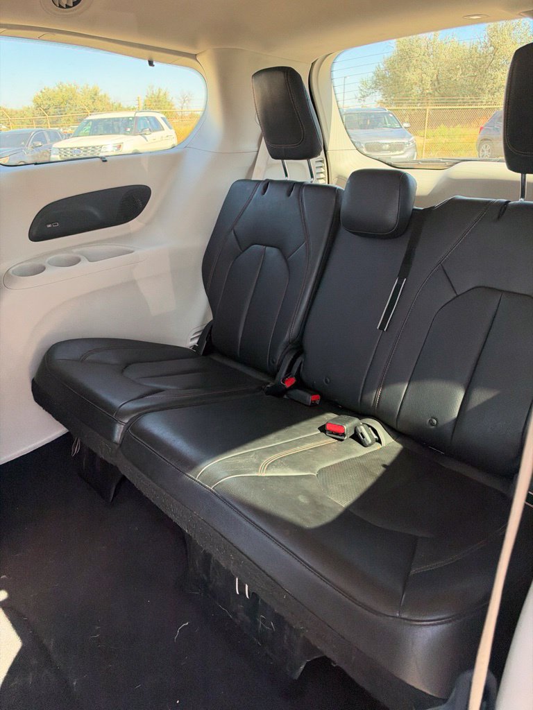 Used 2017 Chrysler Pacifica Touring-L Plus FWD image 11