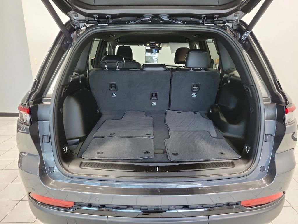 Used 2025 Jeep Grand Cherokee Altitude image 14