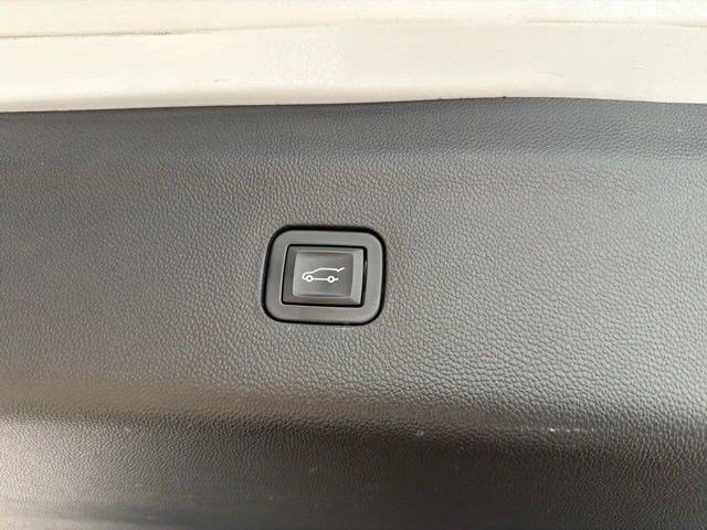 Used 2018 Buick Enclave Essence AWD/4WD image 16