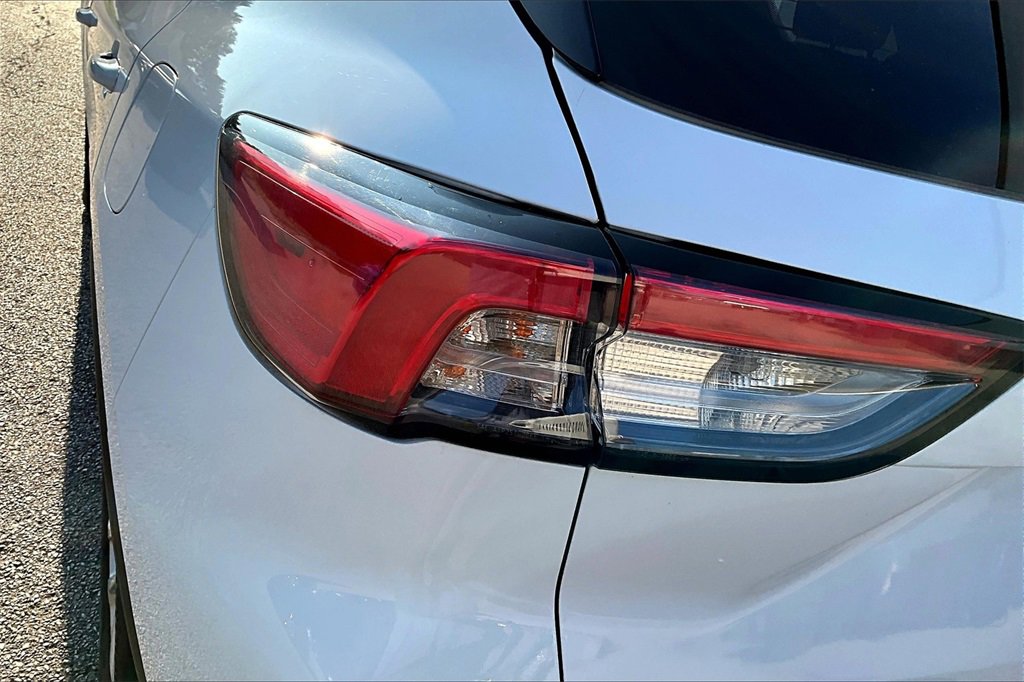 Used 2020 Ford Escape SE image 23