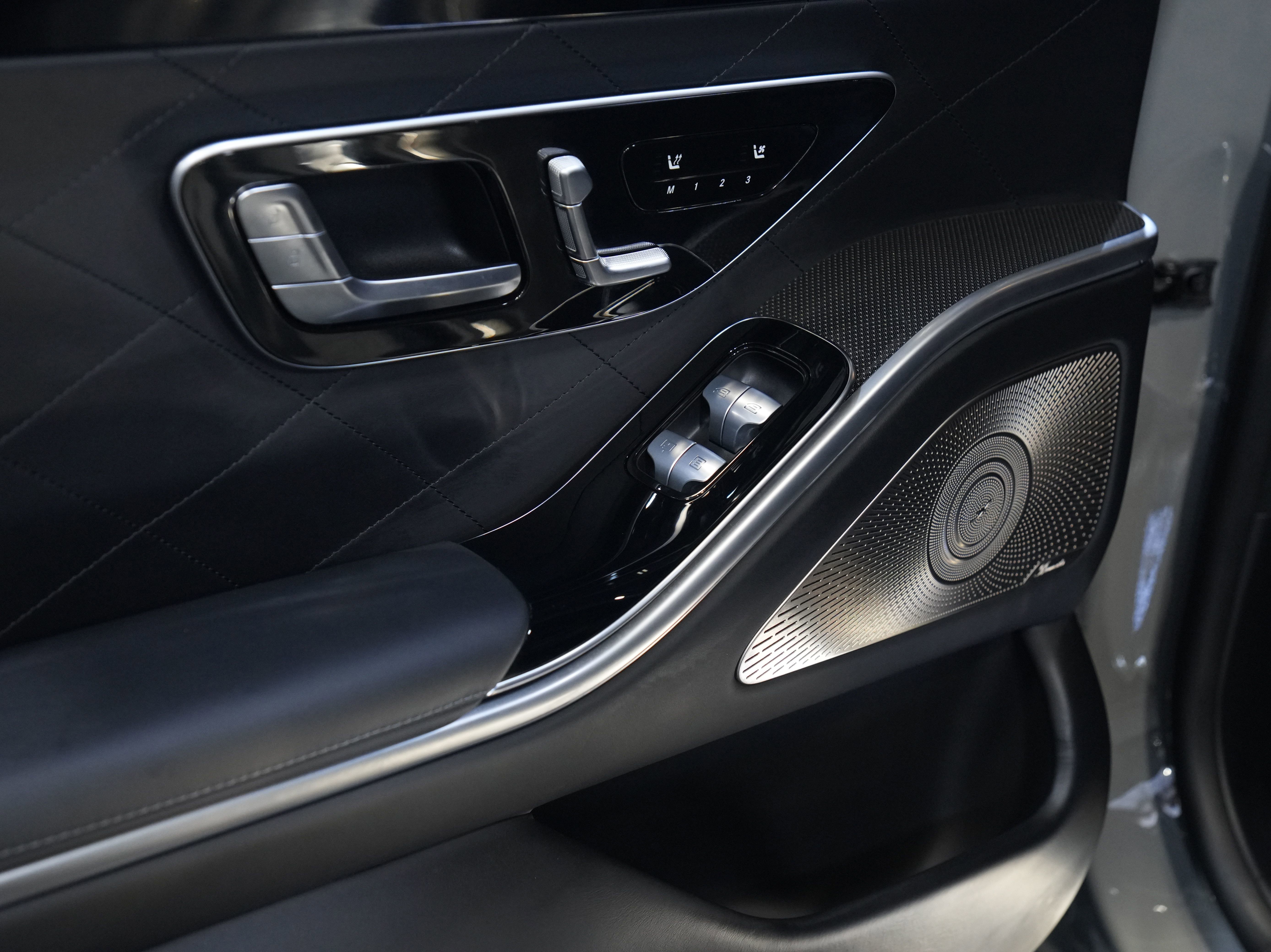 Used 2022 Mercedes-Benz S 580 4MATIC Sedan w/ AMG Line Package image 27