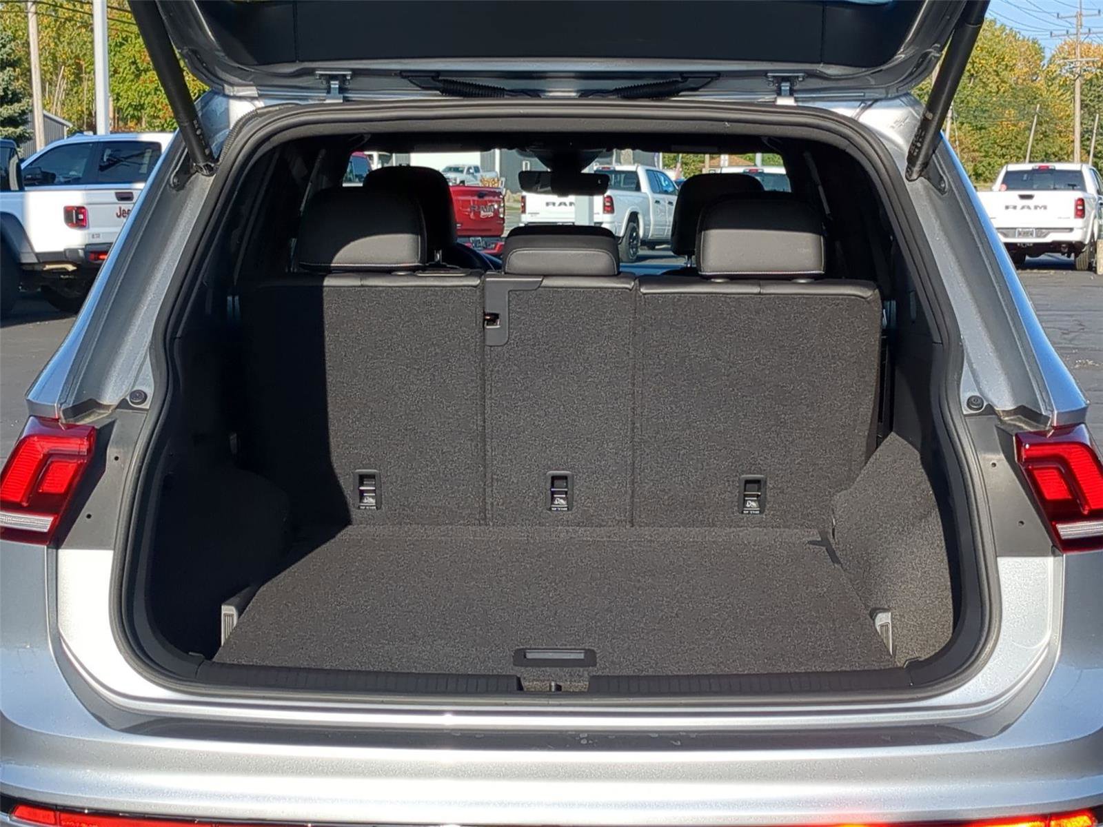 Used 2022 Volkswagen Tiguan SE R-Line image 25