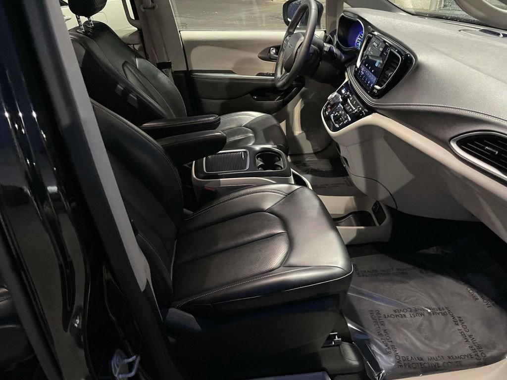 Used 2023 Chrysler Pacifica Touring-L image 46