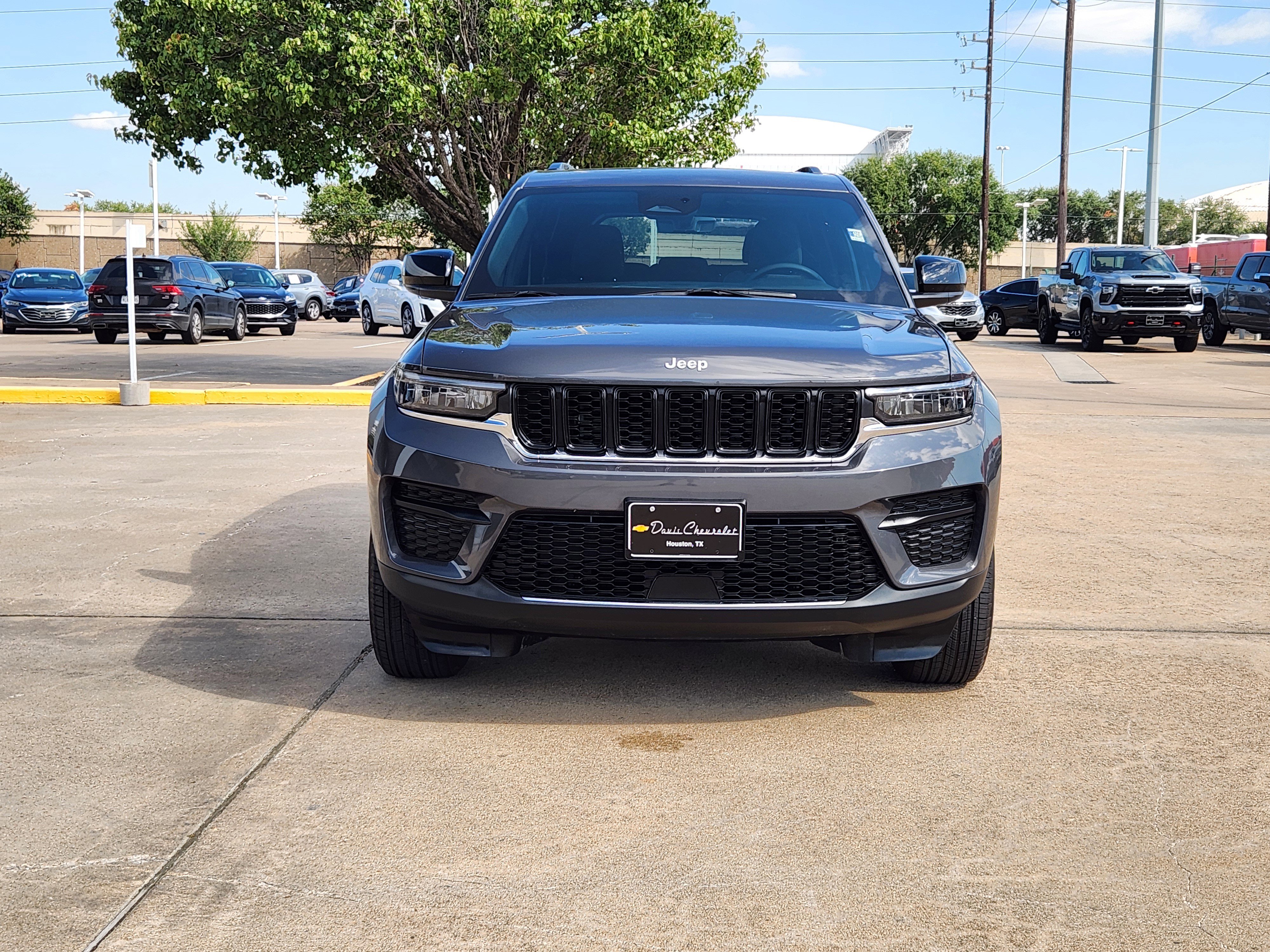 Used 2025 Jeep Grand Cherokee Laredo X image 3