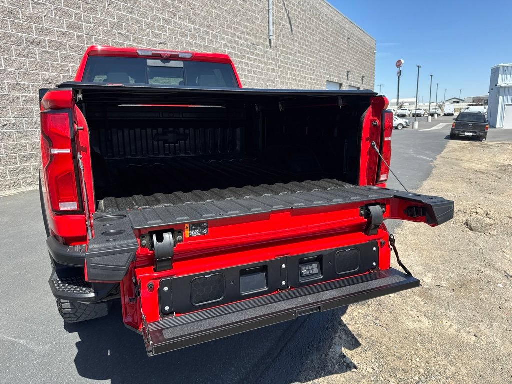 Used 2025 Chevrolet Silverado 2500 ZR2 w/ Technology Package AWD/4WD image 13