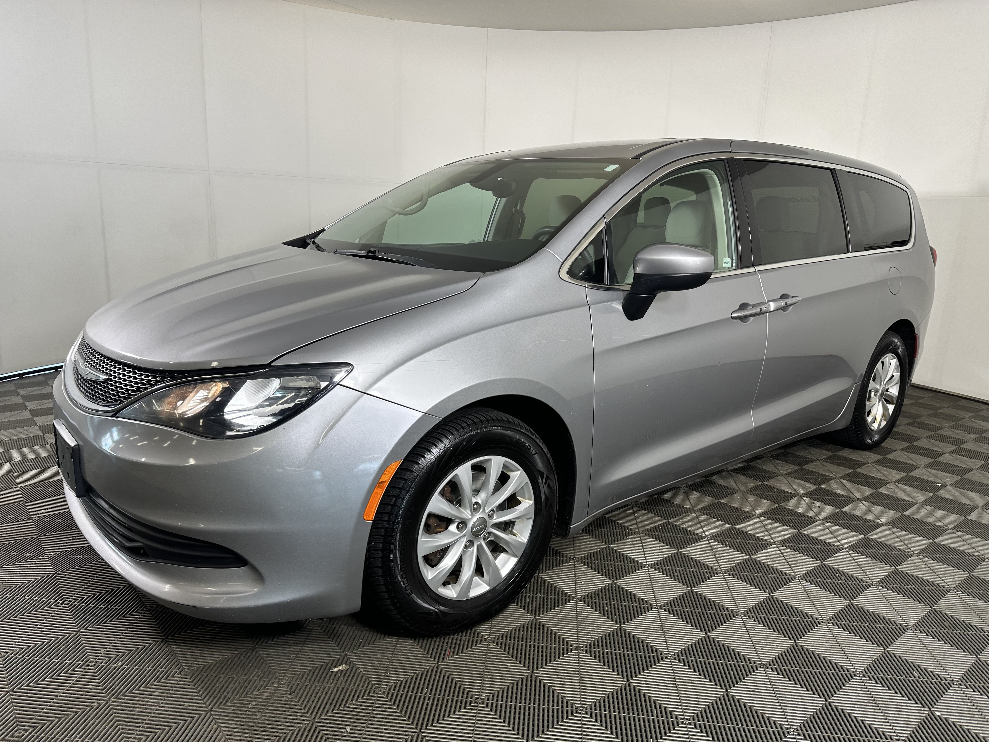 Used 2017 Chrysler Pacifica Touring w/ Tire & Wheel Group FWD image 1