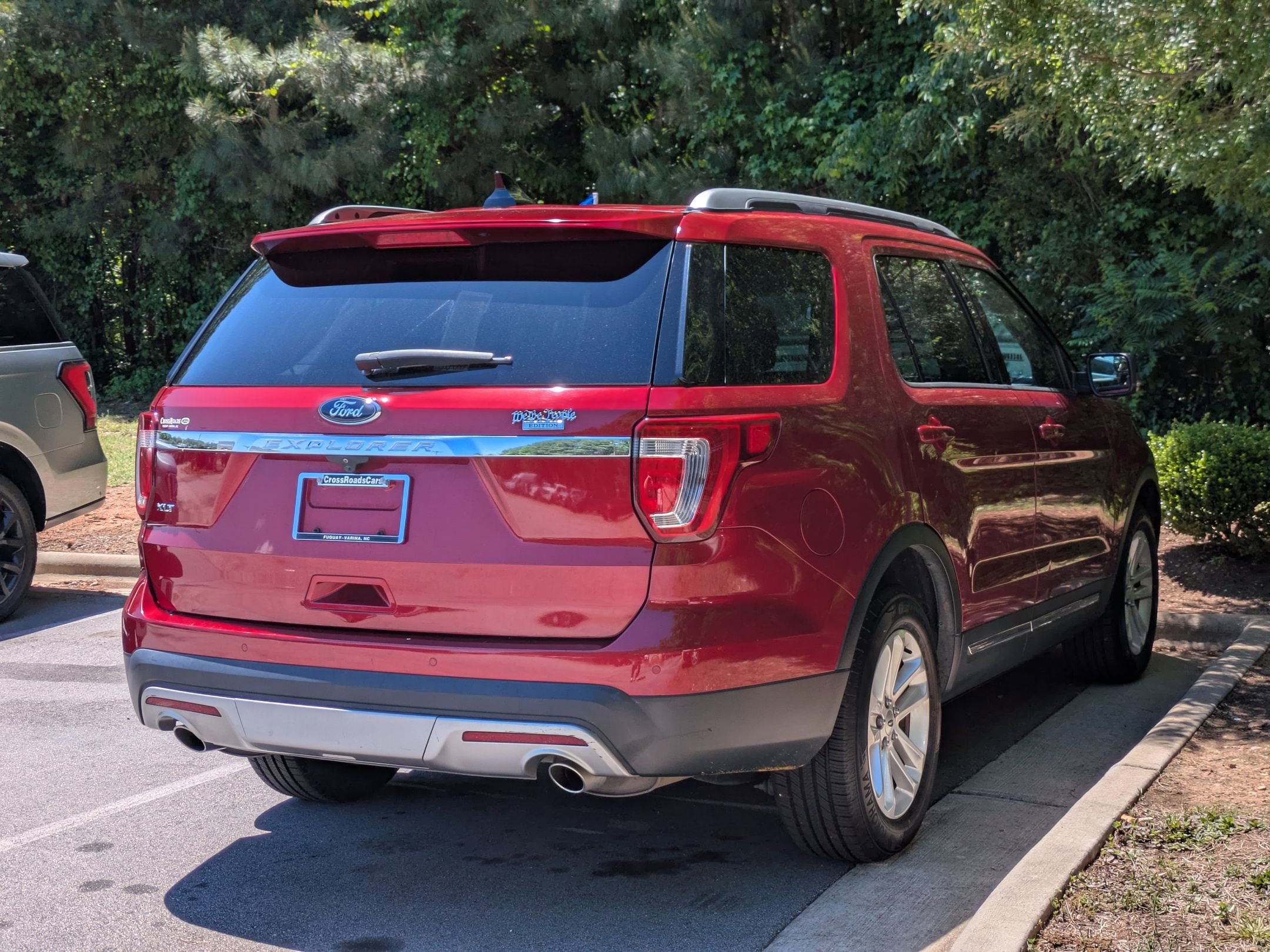 Certified 2017 Ford Explorer XLT FWD image 3