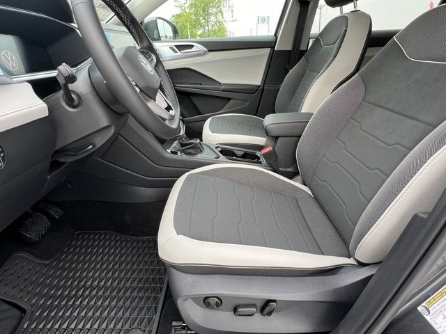 New 2025 Volkswagen Taos SE image 17