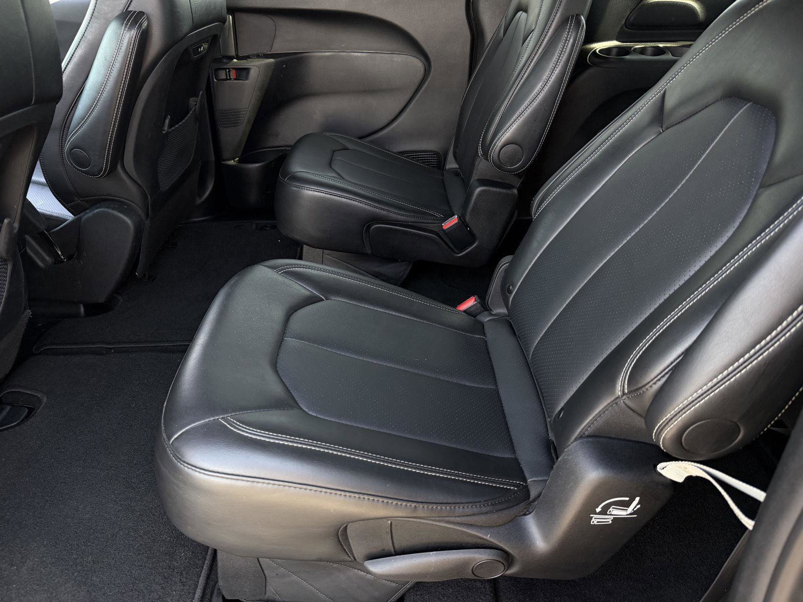 Used 2025 Chrysler Pacifica Select image 7