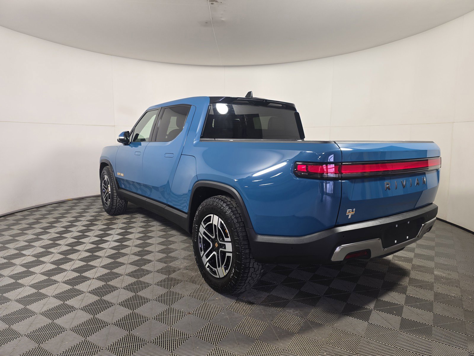 Used 2023 Rivian R1T Adventure image 3