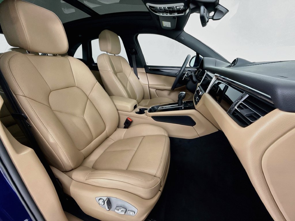 Certified 2025 Porsche Macan AWD/4WD image 29