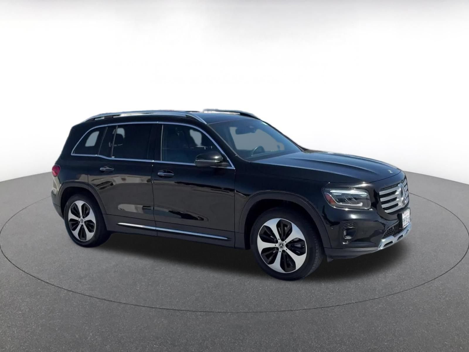 Used 2025 Mercedes-Benz GLB 250 4MATIC image 2