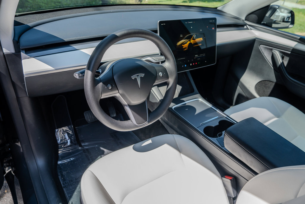 Used 2024 Tesla Model Y Long Range AWD/4WD image 4