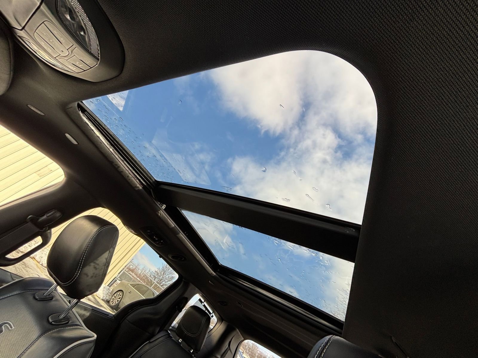 Used 2025 Chrysler Pacifica Limited image 32