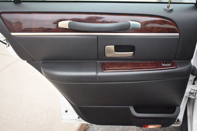 Used 2008 Lincoln Town Car Executive RWD image 34