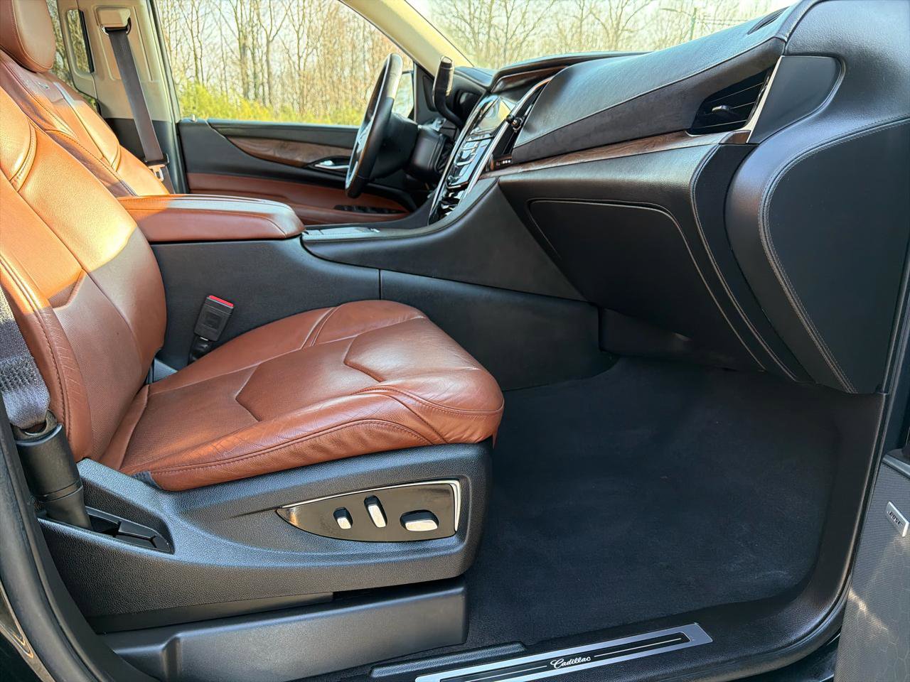 Used 2017 Cadillac Escalade Luxury image 16
