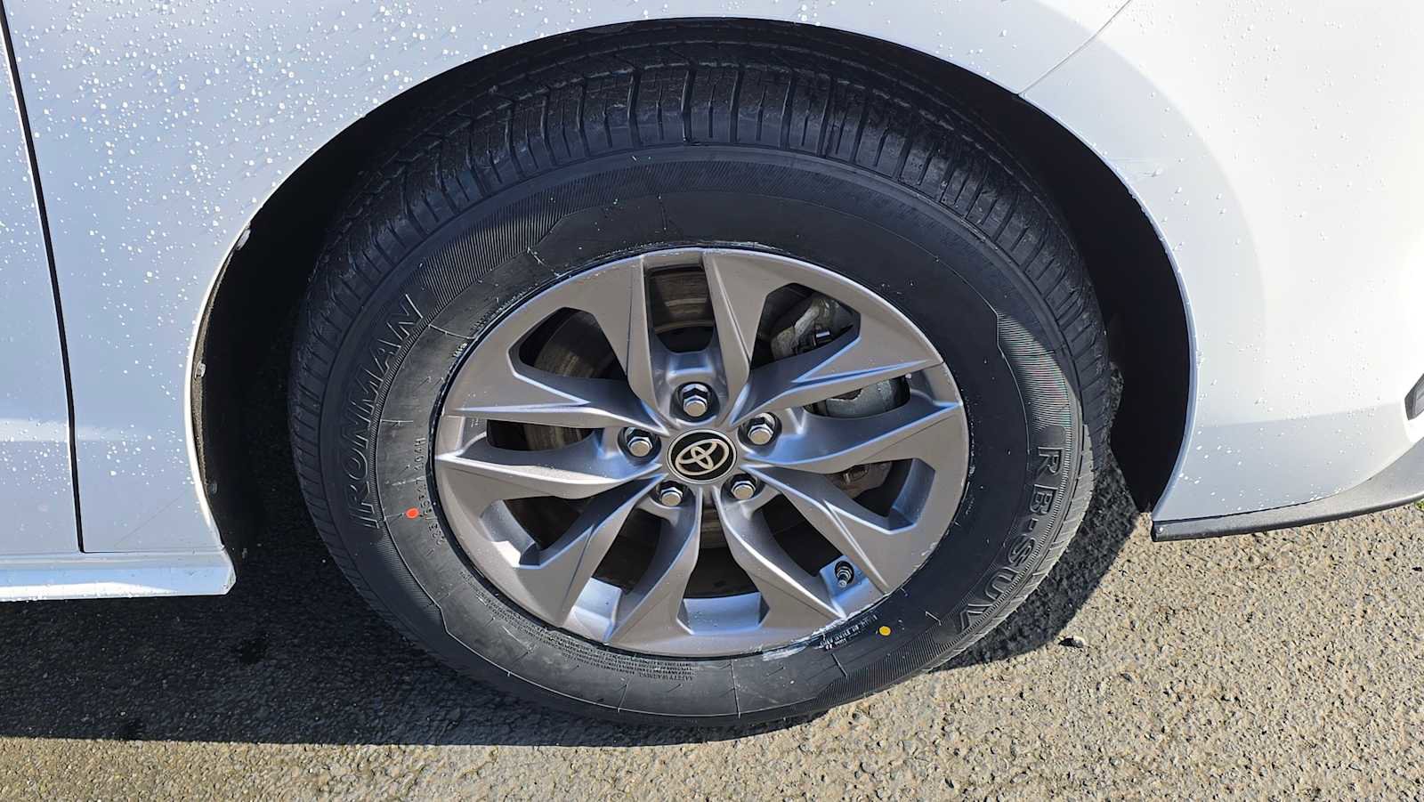 Used 2024 Toyota Sienna LE image 11