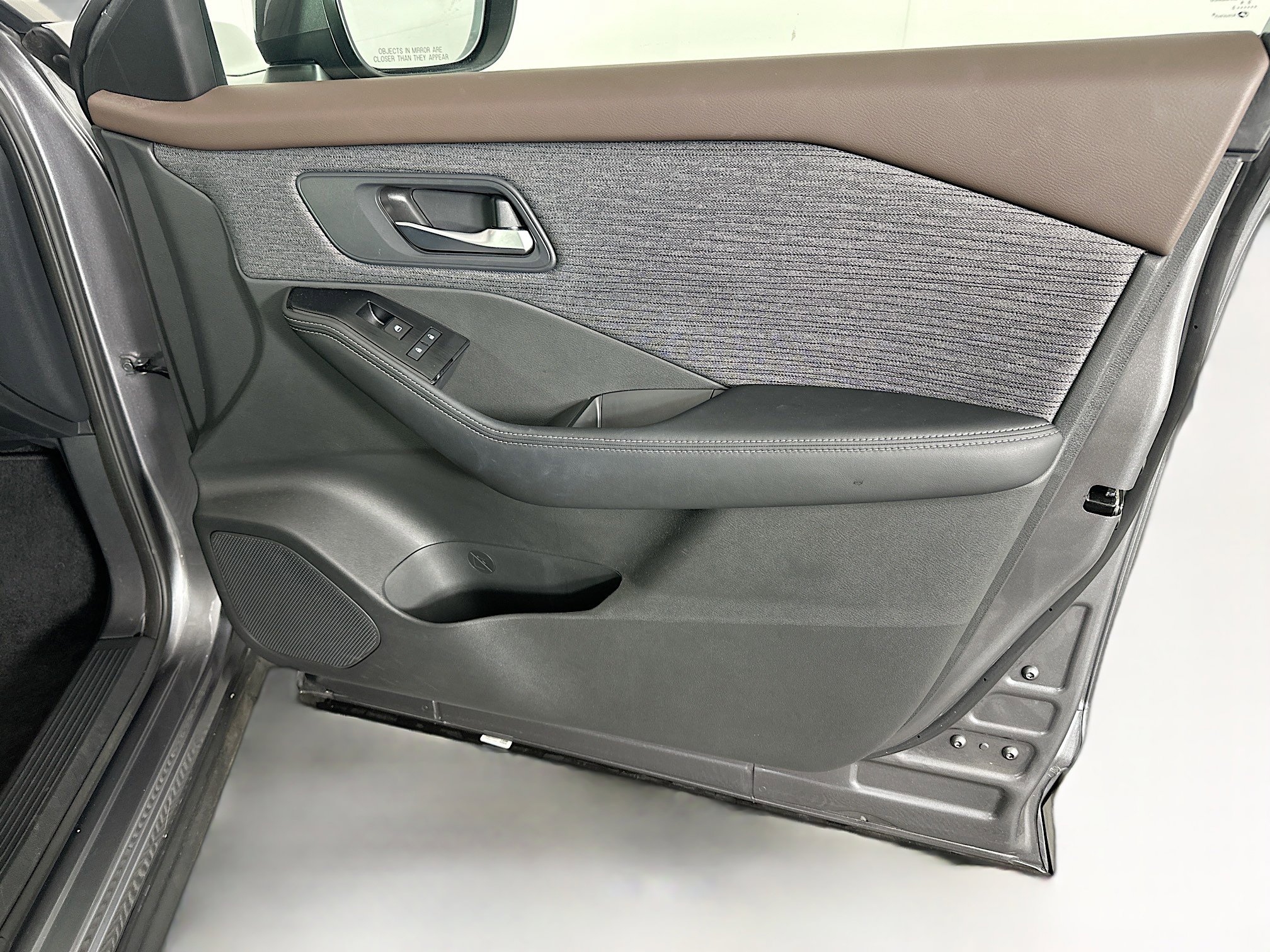Used 2023 Nissan Rogue SV FWD image 30