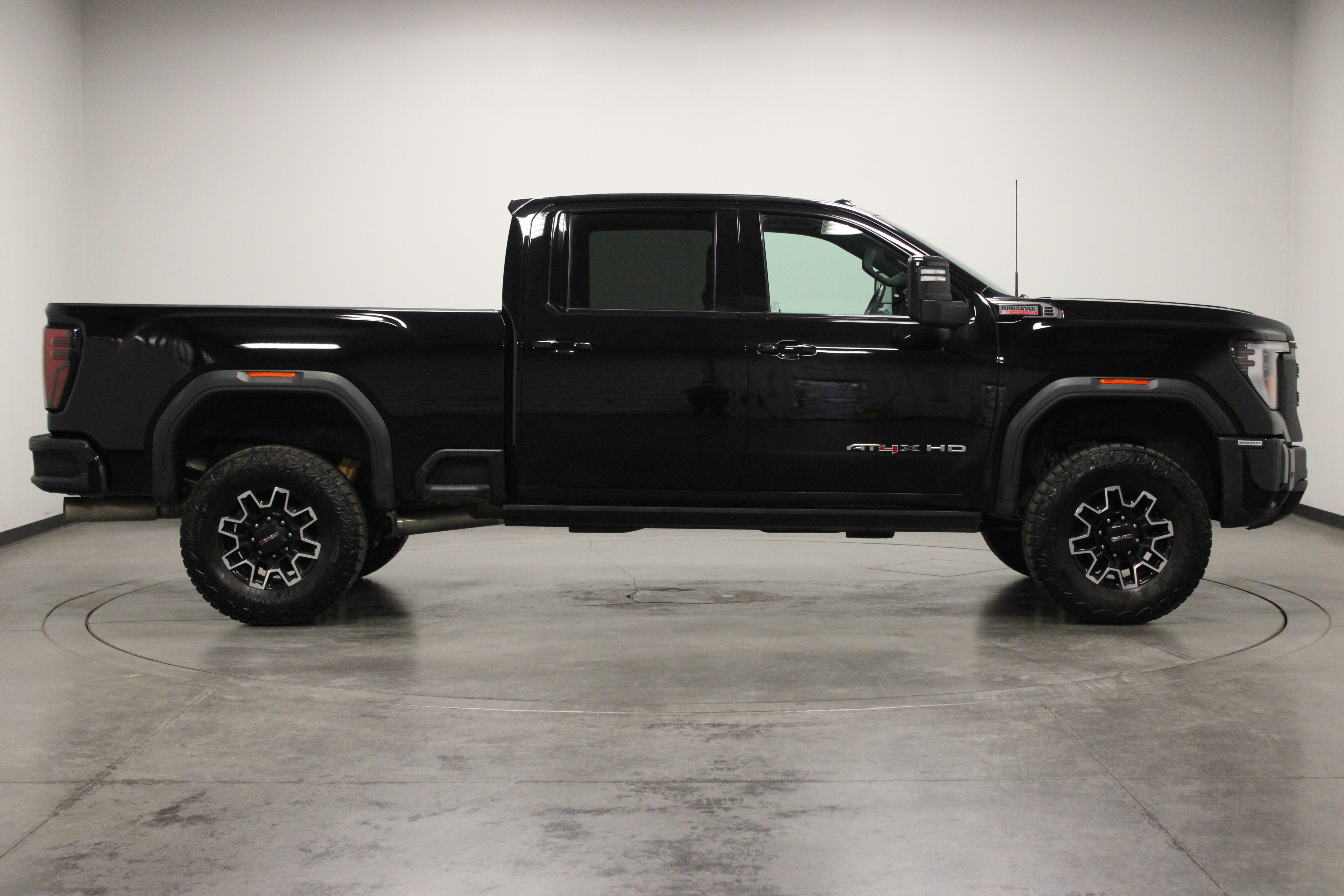 Used 2025 GMC Sierra 2500 AT4X AWD/4WD image 9
