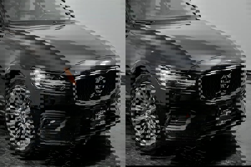 Used 2021 Volvo S60 T6 Momentum w/ Premium Package image 2